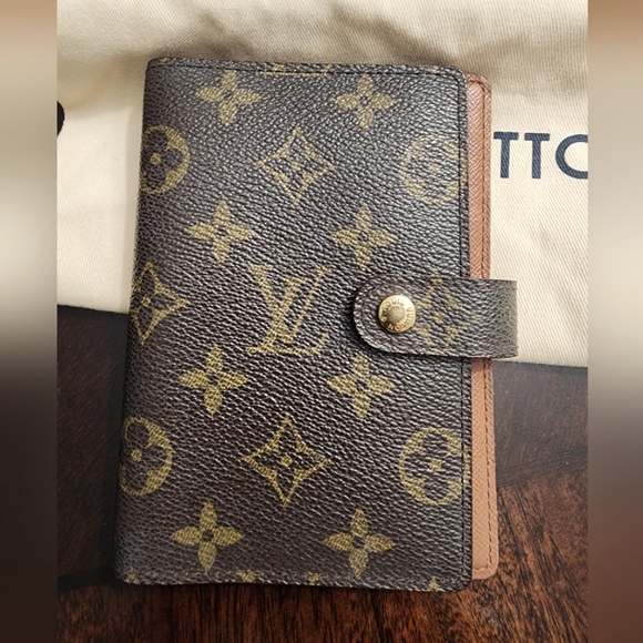 Louis Vuitton Other - Louis vuittons Agenda passport holder.PM